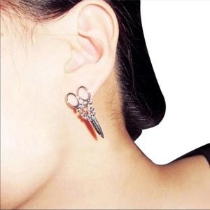 🆕 Silver Toned Earrings Perfect for Hairdresser!